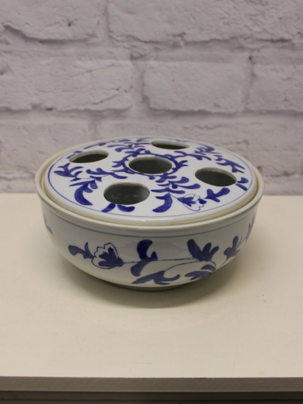 Vintage Bombay Company Gardeners Eden Blue Floral Motifs Ceramic Bulb Frog Vase
